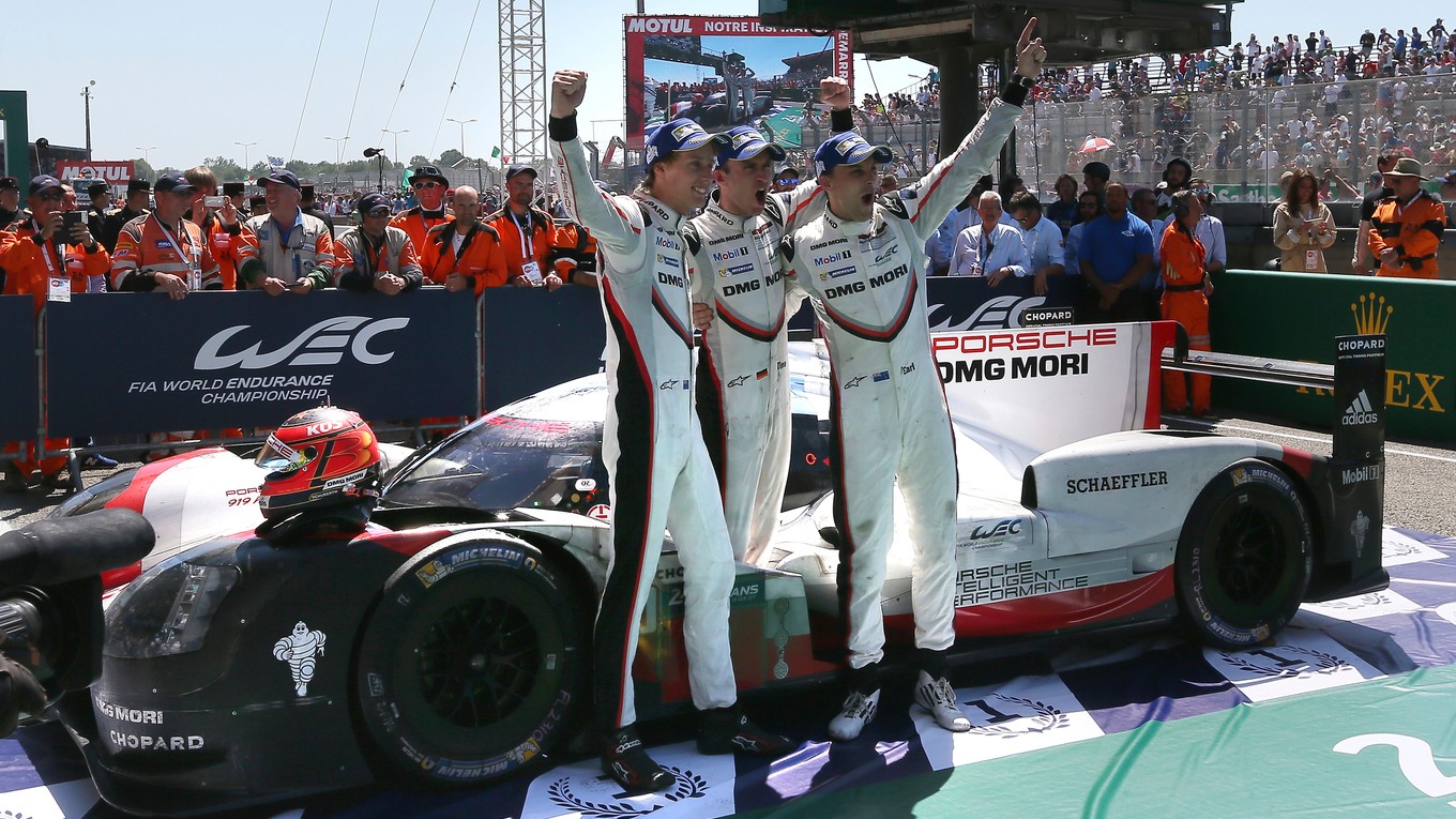 Víťazi tohtoročnej 24-hodinovky v Le Mans - zľava Novozélanďan Brendon Hartley, jeho krajan Earl Bamber a Nemec Timo Bernhard.