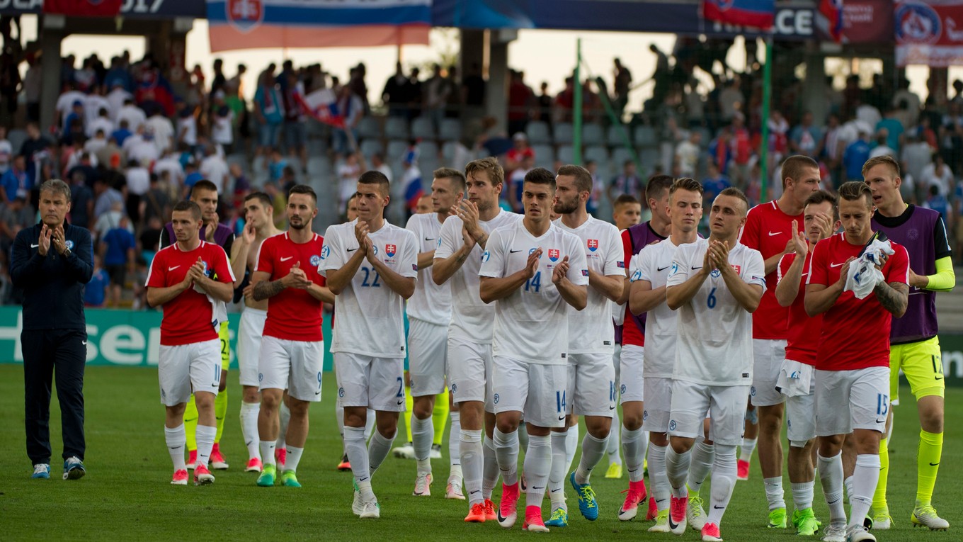 Na snímke smutní slovenskí futbalisti spolu s trénerom Pavlom Hapalom (vľavo) ďakujú divákom.