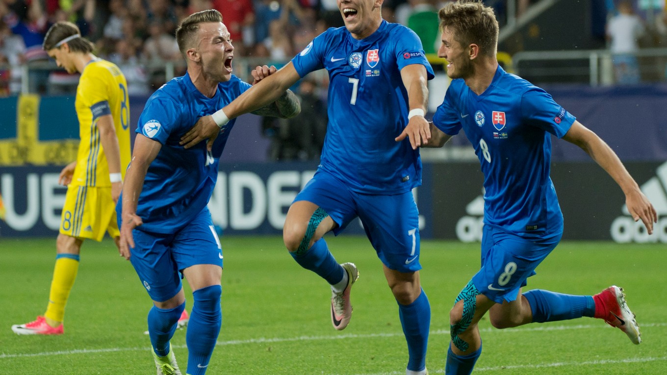 Na snímke druhá gólová radosť slovenských futbalistov zľava Albert Rusnák, strelec gólu Jaroslav Mihalík a Martin Chrien.