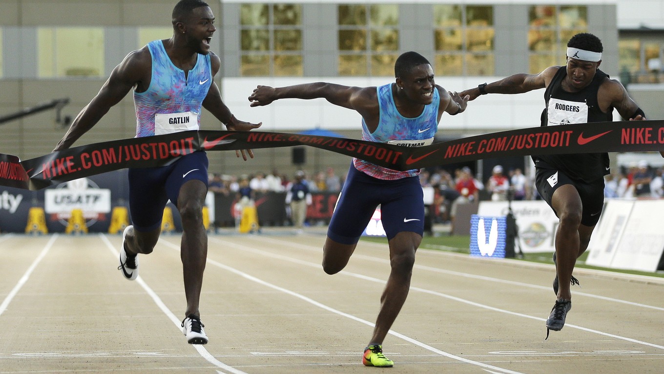 Justin Gatlin (vľavo) sa raduje z víťazstva.