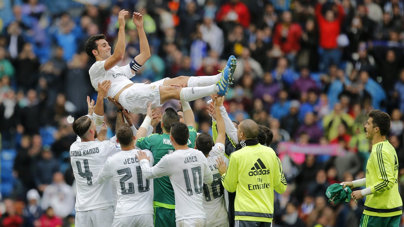 Alvaro Arbeloa nad hlavami svojich bývalých spoluhráčov z Realu Madrid.