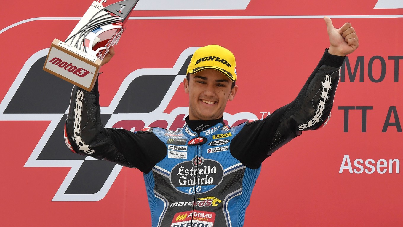 Aron Canet pózuje s víťaznou trofejou.