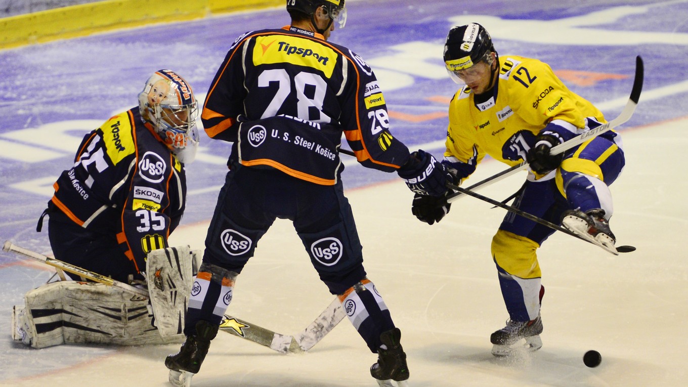 Na Slovensku si Tomáš Klempa (vpravo) obliekal dres rodných Piešťan.