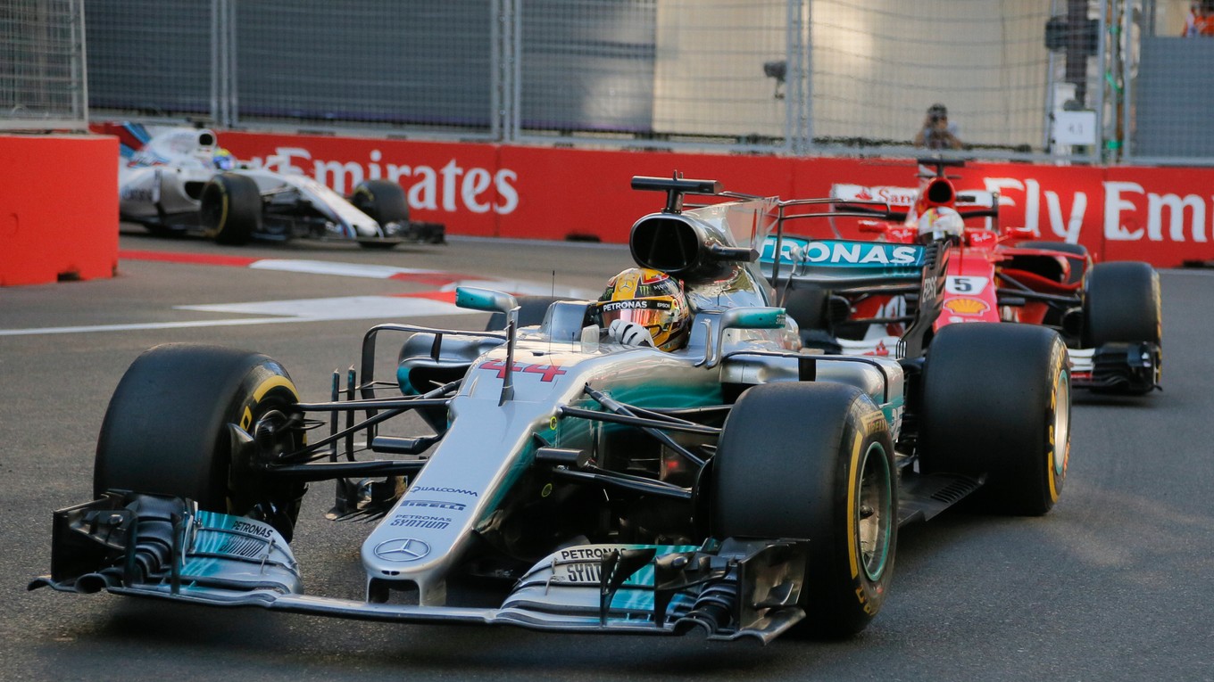 Lewis Hamilton (vpredu) a Sebastian Vettel (za ním) sa dostali na Veľkej cene Azerbajdžanu aj do kontaktu.