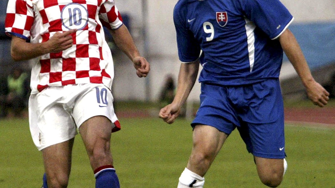 Na archívnej snímke sa Ivica Mornar (vľavo) z chorvátskeho mužstva pokúša dobehnúť Rastislava Michalíka (vpravo) z tímu Slovenska v priateľskom medzištátnom zápase.