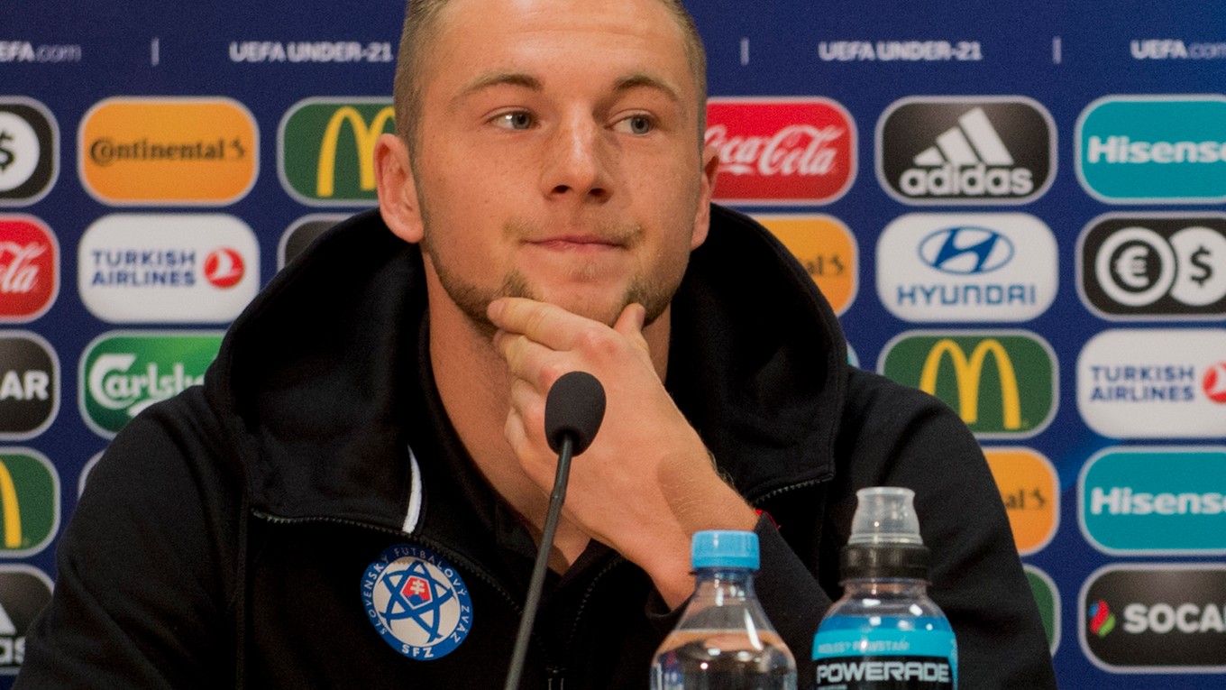 Na snímke slovenský futbalový reprezentant do 21 rokov Milan Škriniar tlačovej konferencie.