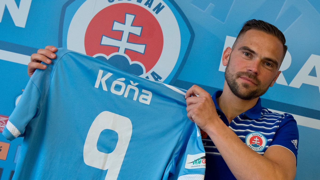 Takto Tomáš Kóňa pózoval s dresom Slovana vo februári 2017. Po niekoľkých mesiacoch v klube skončil.
