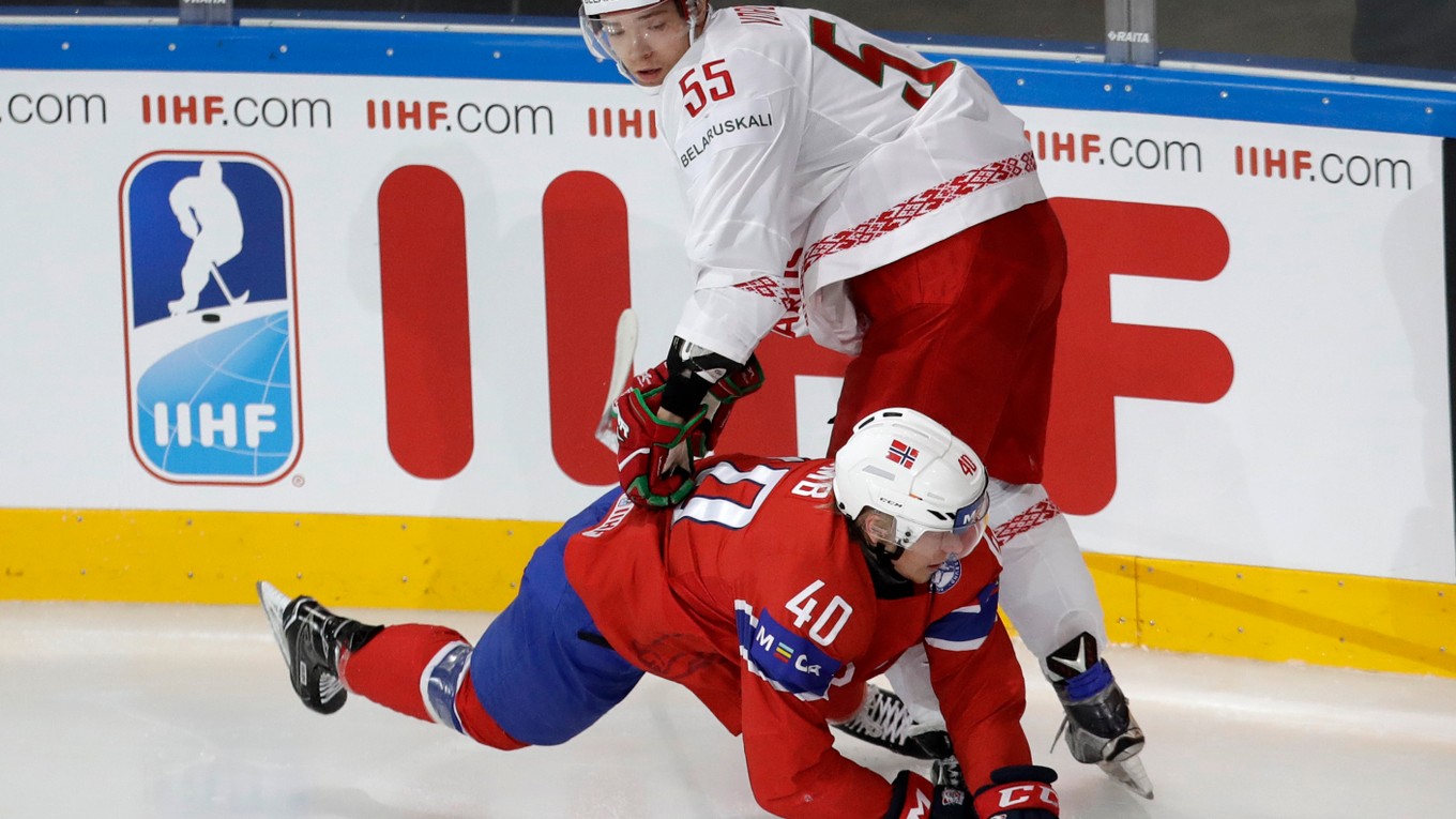 Pavel Vorobej (v bielom) si zahral aj na tohtoročnom svetovom šampionáte v hokeji.