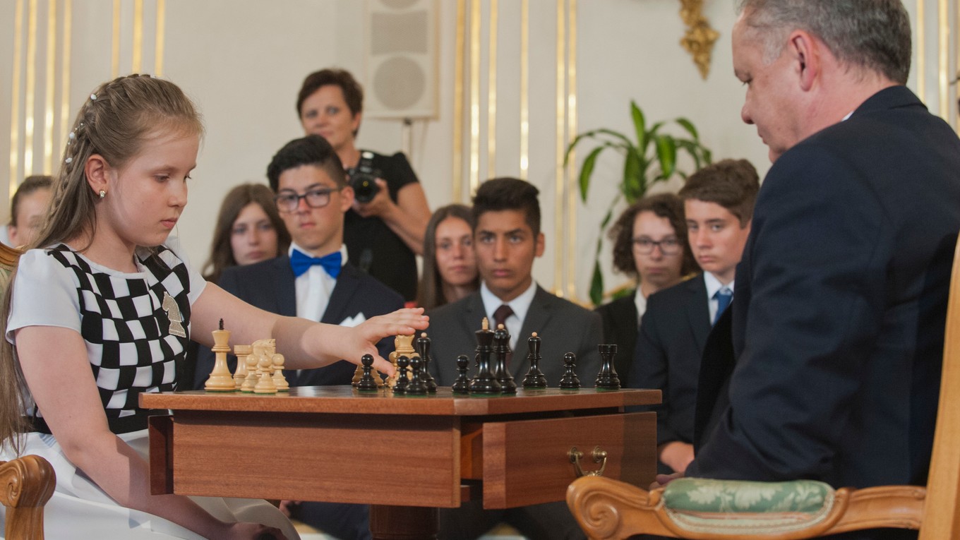 Prezident Andrej Kiska nastúpil v partii šachu proti desaťročnej Lucii Kapičákovej.
