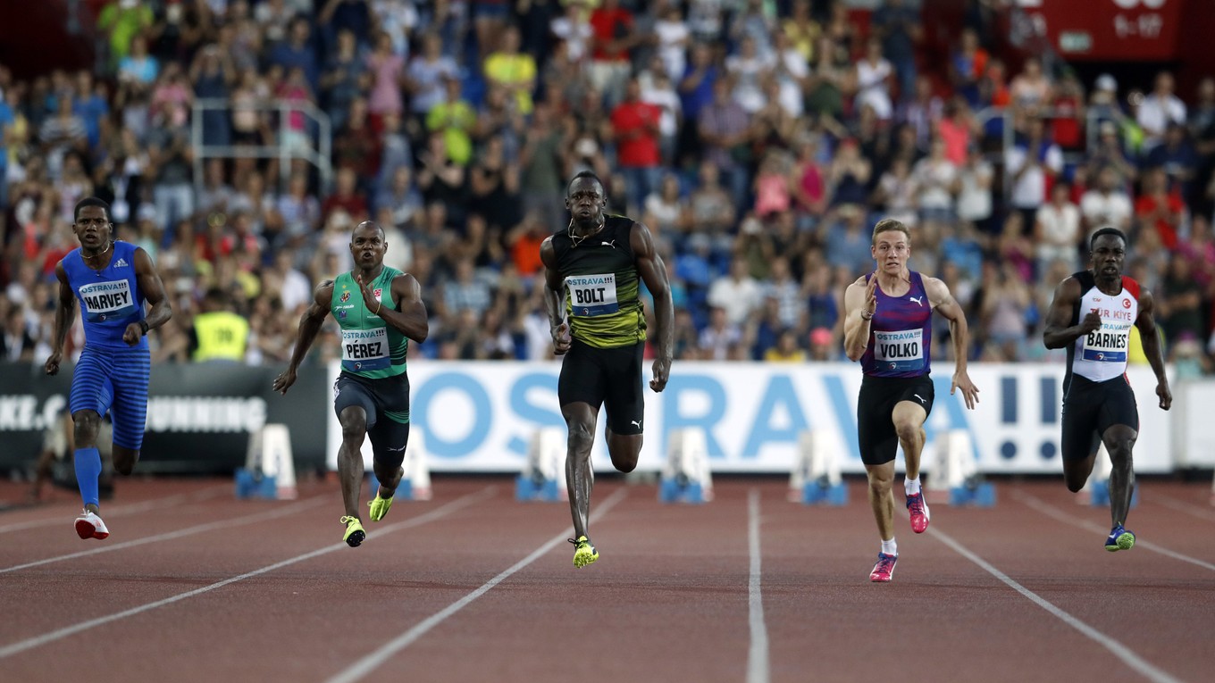 Jamajský šprintér Usain Bolt (uprostred), Slovák Ján Volko (druhý vpravo) a Yunier Perez (druhý vľavo) z Kuby počas behu na 100 m na atletickom mítingu Zlatá tretra.