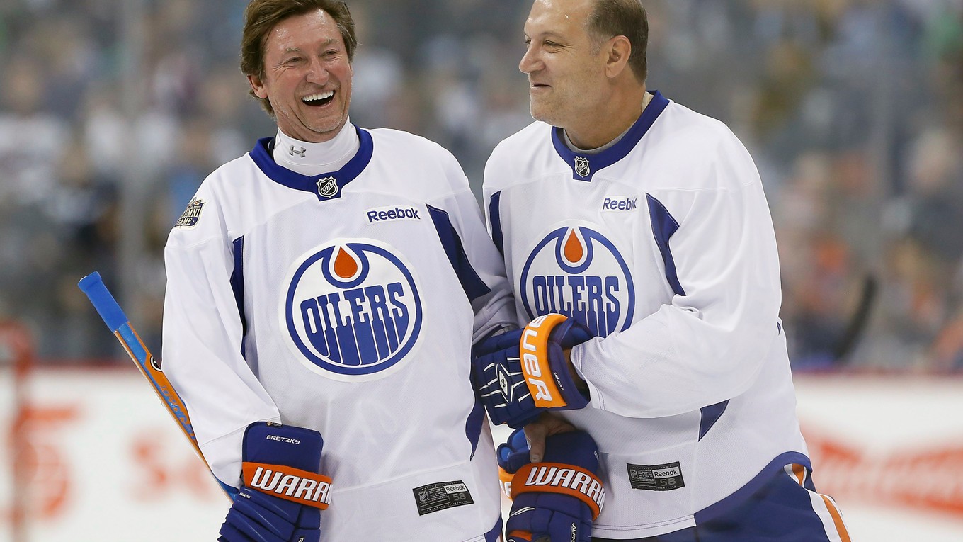 Na archívnej snímke z 21. októbra 2016 bývalí hokejisti Edmontonu Oilers Wayne Gretzky (vľavo) a Dave Semenko sa rozprávajú počas tréningu pred exhibičným zápasom legiend pod holým nebom Winnipeg Jets - Edmonton Oilers na štadióne Investors Group Field vo Winnipegu.