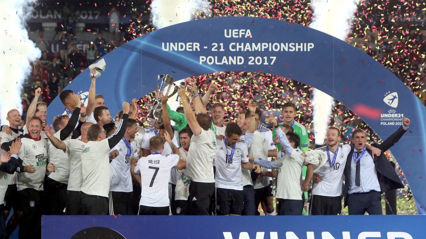 Nemeckí futbalisti sa radujú z triumfu na šampionáte hráčov do 21 rokov.