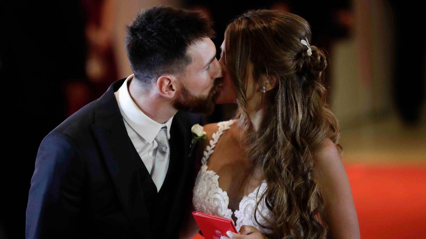 Lionel Messi s manželkou Antonellou Roccuzzovou.