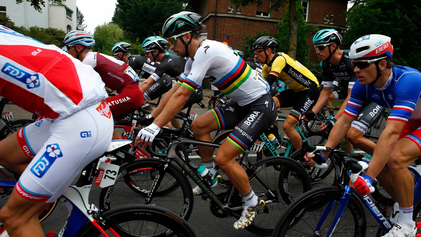 Peter Sagan (uprostred) v pelotóne počas 2. etapy.