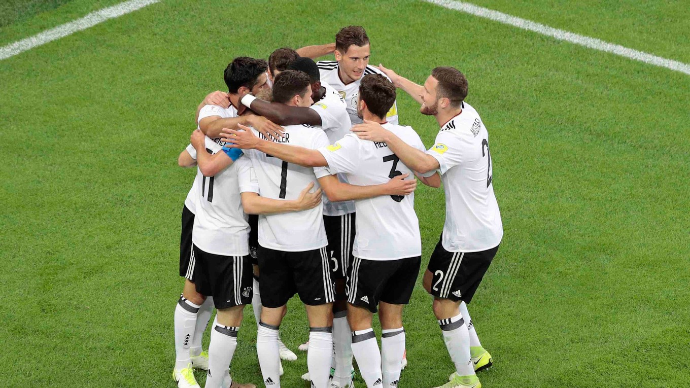 Nemci oslavujú jediný gól zápasu..