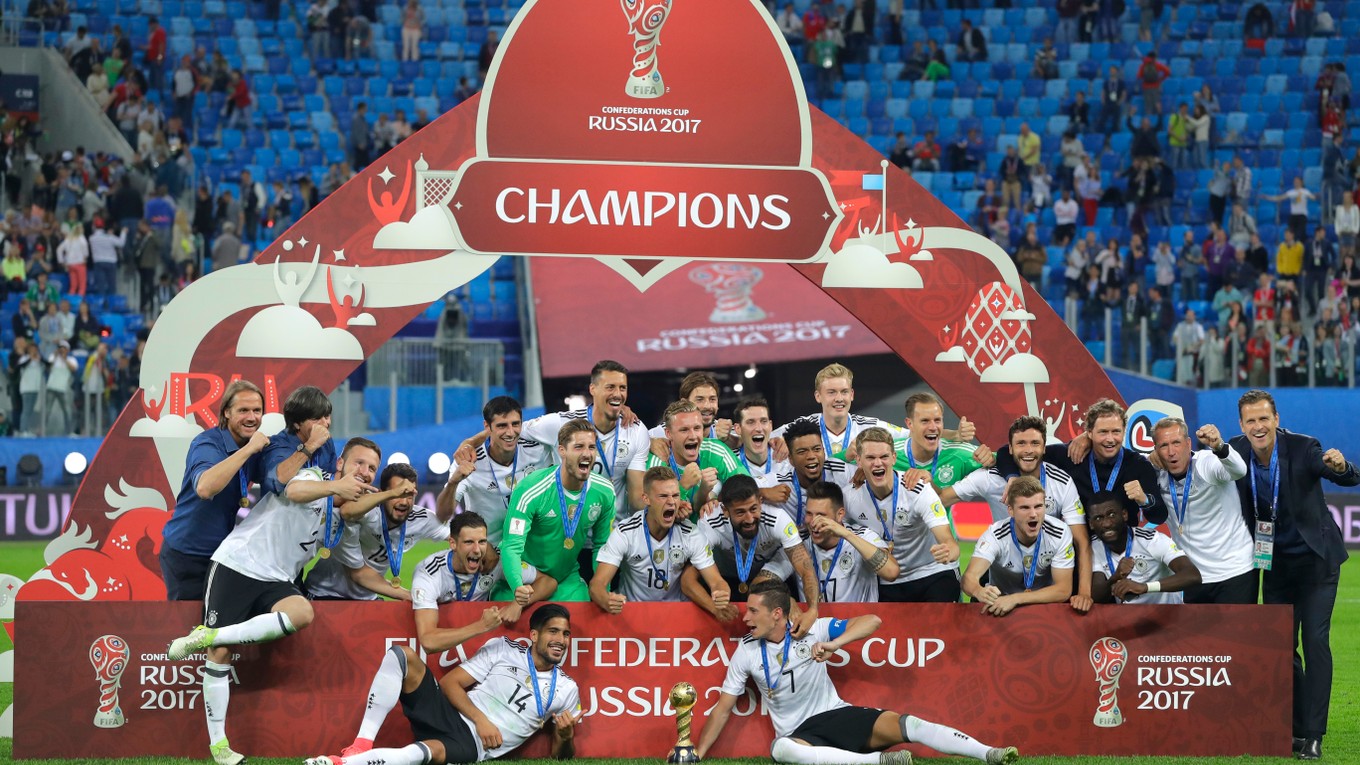 Futbalisti Nemecka pózujú s trofejou za víťazstvo v Pohári konfederácií.