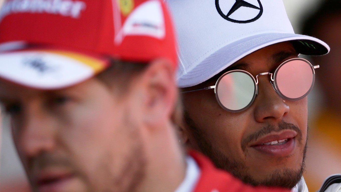 Lewis Hamilton (vpravo) a Sebastian Vettel.