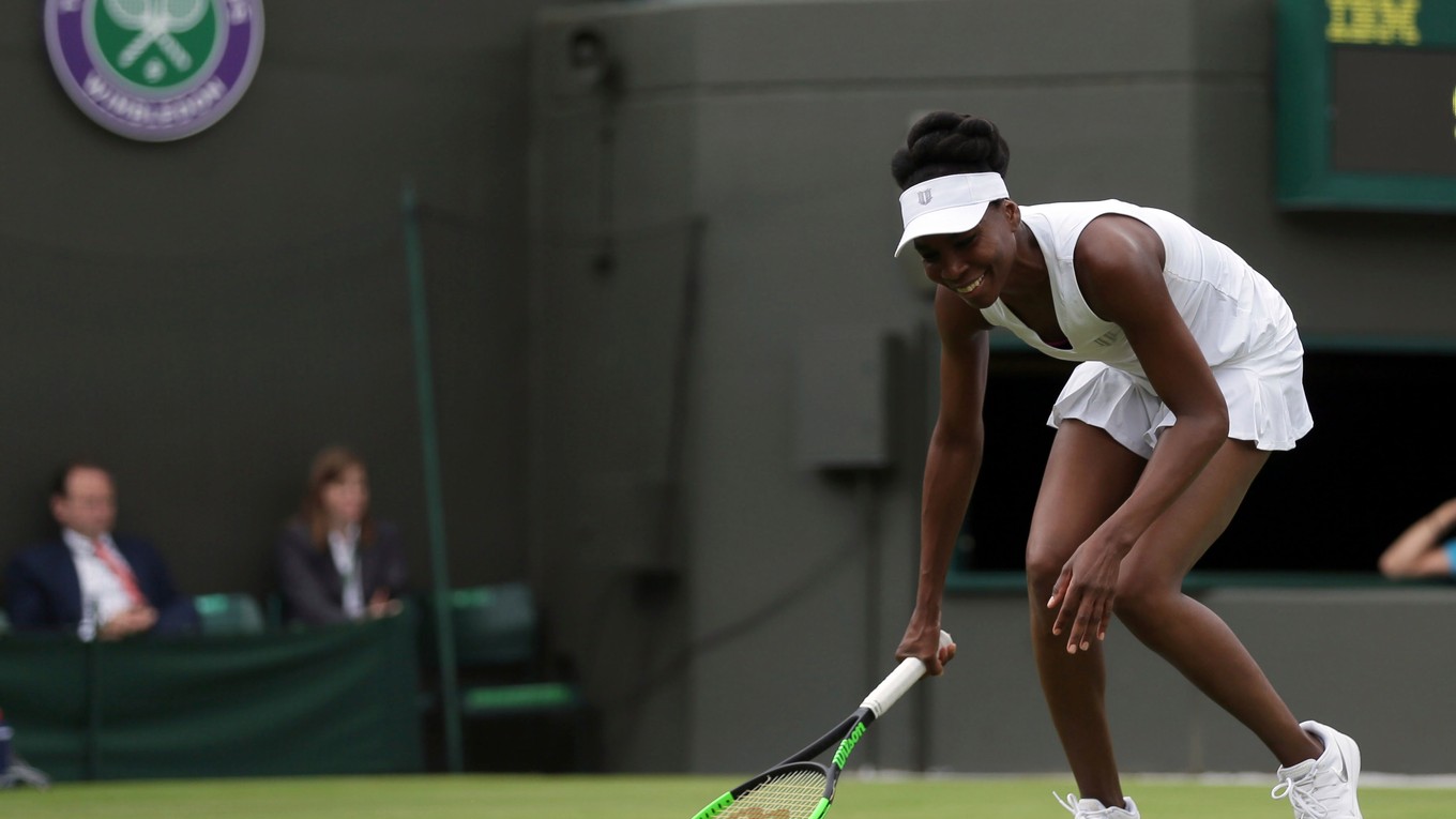 Americká tenistka Venus Williamsová predčasne a so slzami v očiach ukončila pozápasovú tlačovú konferenciu po jej úvodnom stretnutí na grandslamovom turnaji vo Wimbledone.