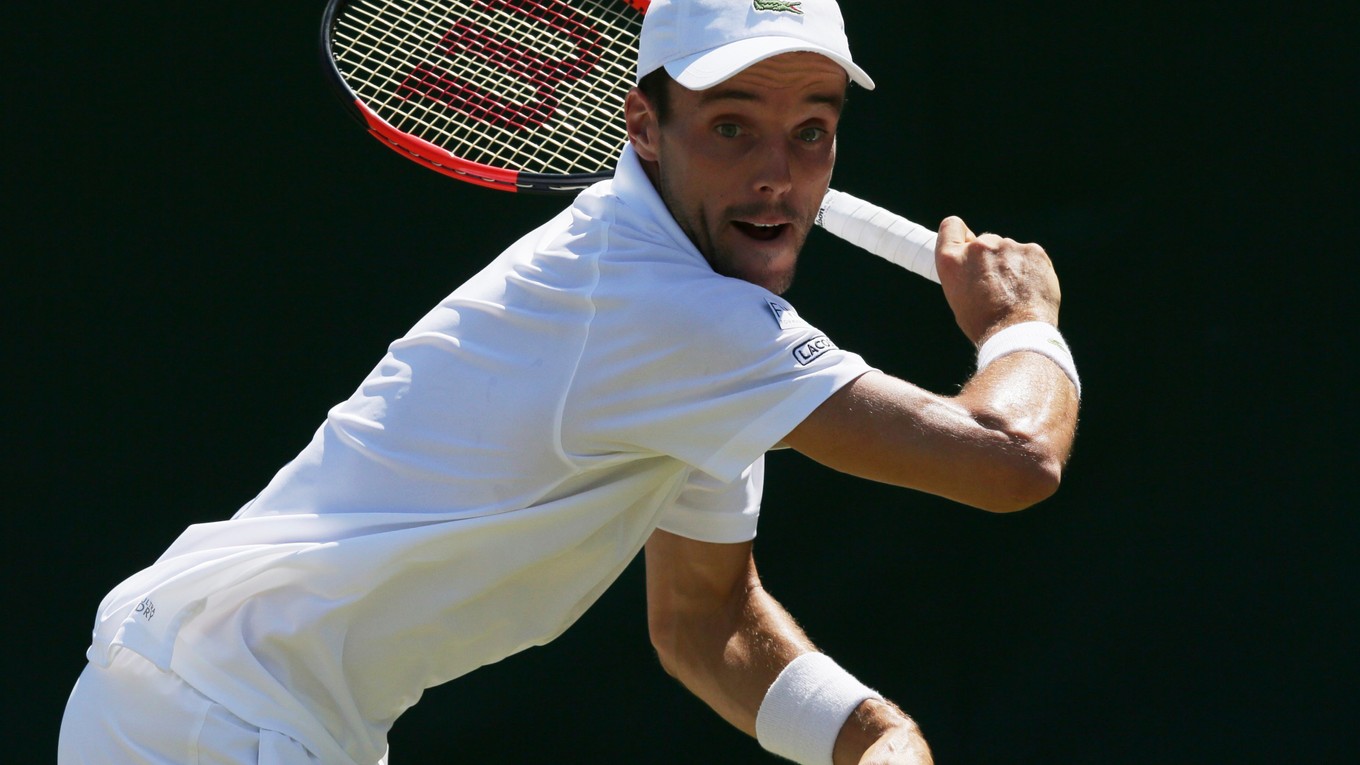 Španielsky tenista Roberto Bautista Agut sa prebojoval do 3. kola dvojhry na grandslamovom turnaji vo Wimbledone. 