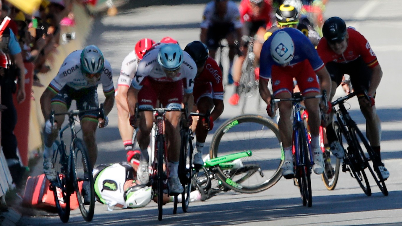 Súboj Petra Sagana s Markom Cavendishom nebol jediný sporný moment záverečného špurtu 4. etapy Tour de France.