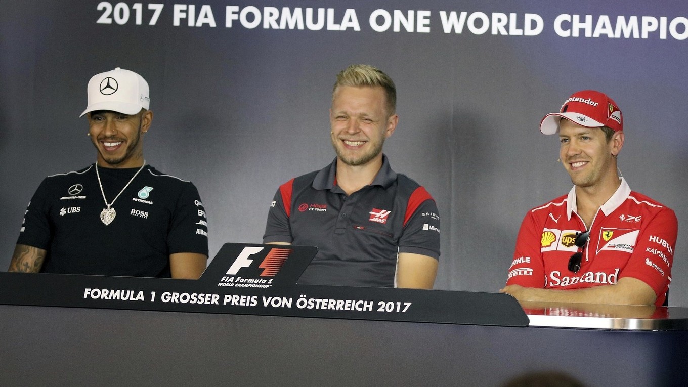 Na snímke sprava nemecký pilot formuly 1 Sebastian Vettel z tímu Ferrari, Dán Kevin Magnussen z tímu Haas a Brit Lewis Hamilton z Mercedesu počas tlačovej konferencie pred víkendovou Veľkou cenou Rakúska.