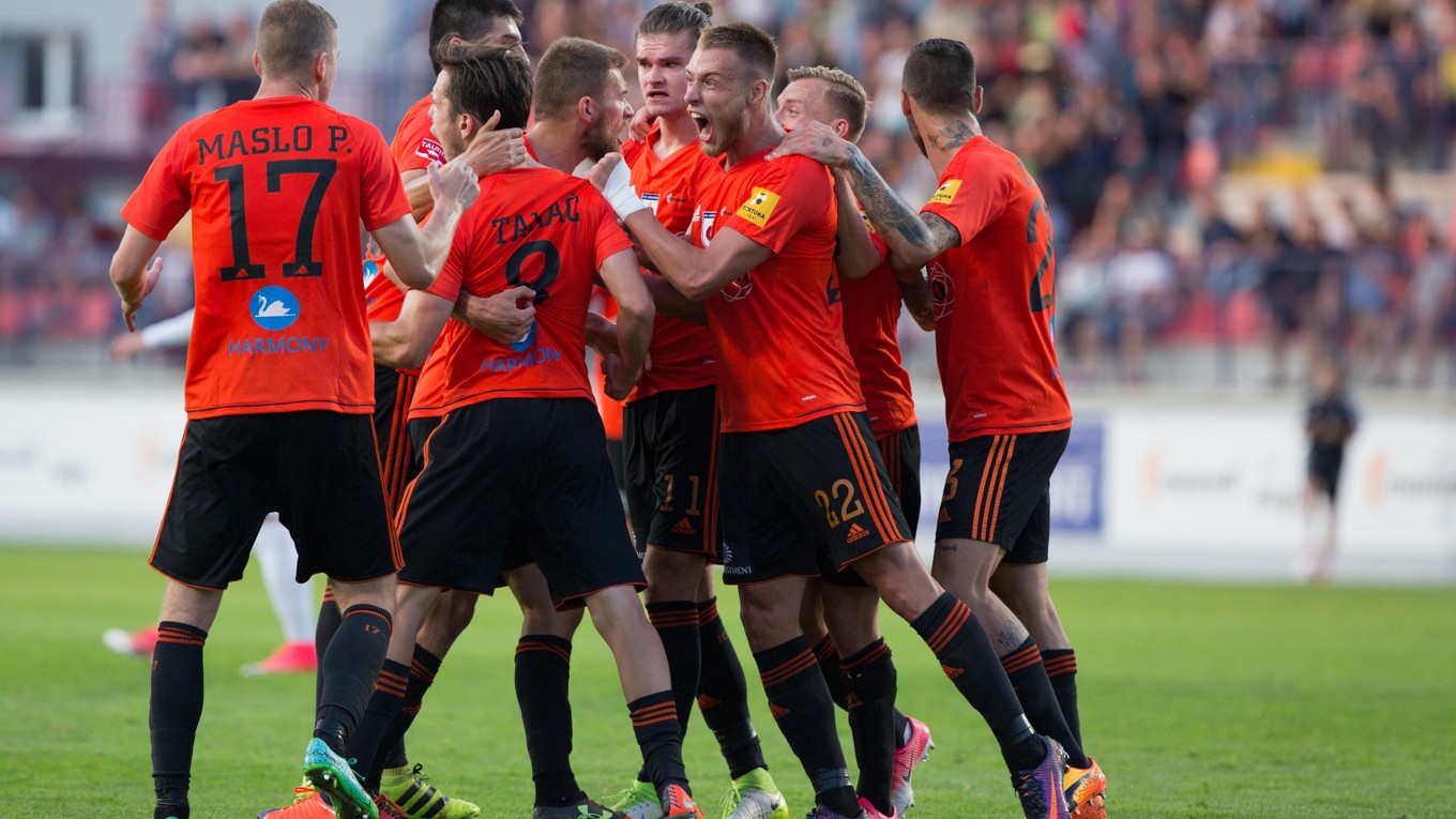 Na snímke hráči Ružomberka sa radujú po góle v odvetnom zápase 2. predkola Európskej ligy.