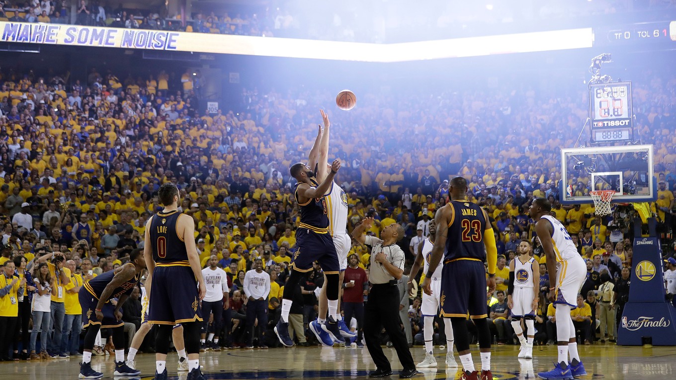 Gruzínsky basketbalista Zaza Pačulia si aj naďalej bude obliekať dres úradujúceho šampióna NBA Golden State Warriors. 