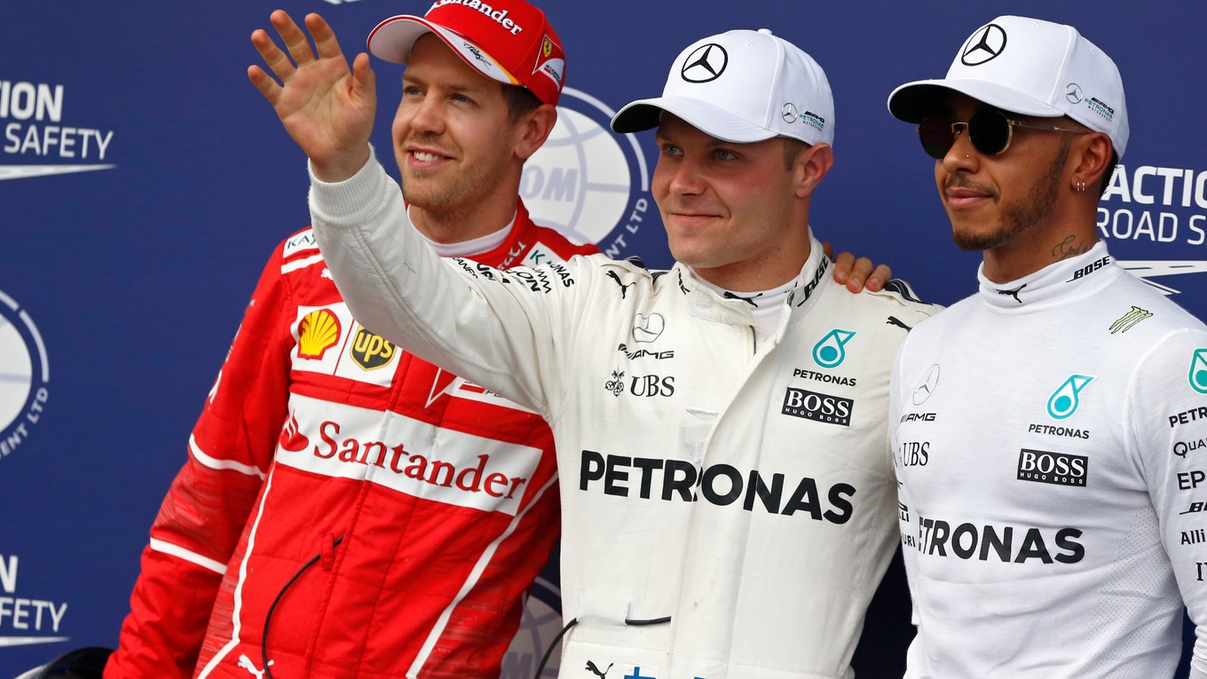 Na snímke uprostred Fín Valtteri Bottas na Mercedese si vybojoval pole position v kvalifikácii na Veľkú cenu Rakúska seriálu MS F1 v Spielbergu v sobotu 8. júla 2017. Druhý skončil Nemec Sebastian Vettel na Ferrari (vľavo), tretí Brit Lewis Hamilton na Mercedese (vpravo).