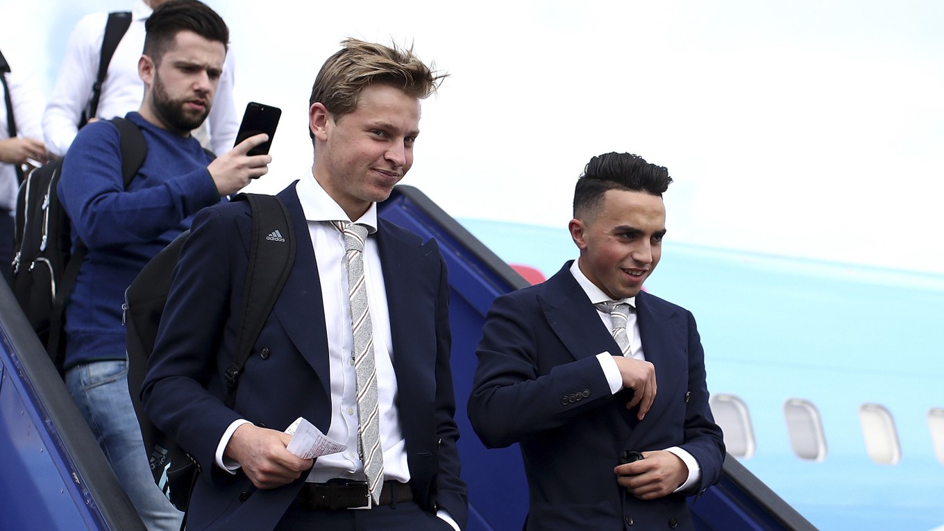 Holandský futbalista v službách Ajaxu Amsterdam Abdelhak Nouri (vpravo) skolaboval v druhom polčase sobotňajšieho prípravného stretnutia v Rakúsku proti Werderu Brémy.