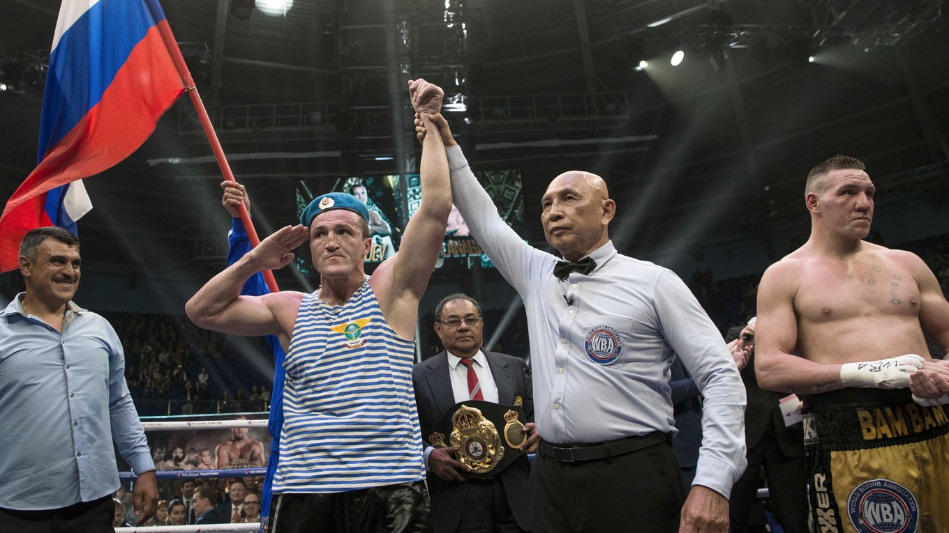 Denis Lebedev (vľavo) sa raduje z víťazstva.
