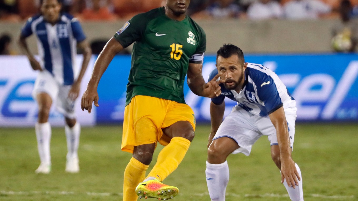 Francúzsky futbalový stredopoliar Florent Malouda (15) nastúpil aj napriek zákazu na CONCACAF Gold Cupe za Francúzsku Guyanu.