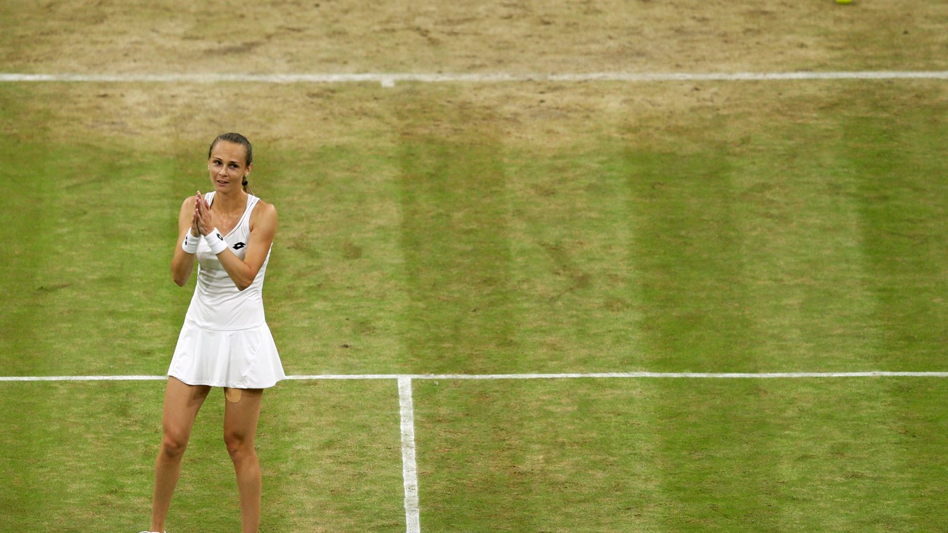 Slovenská tenistka Magdaléna Rybáriková oslavuje po jej výhre nad Američankou Coco Vandewegheovou.