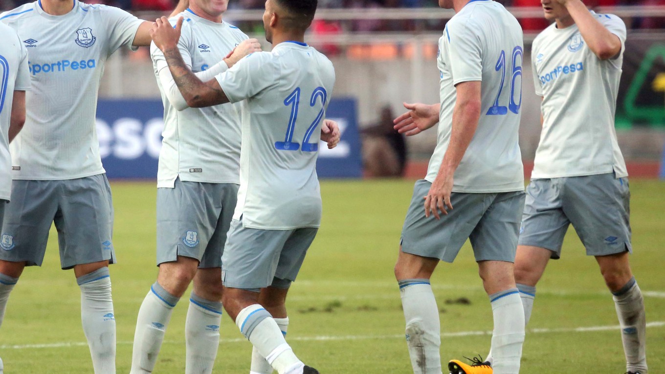 Wayne Rooney (druhý zľava) sa raduje so svojimi spoluhráčmi z gólu do siete súpera.