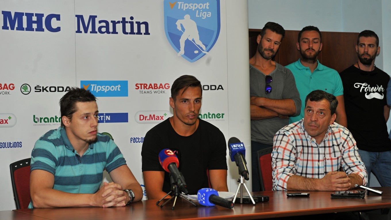 Vľavo hráči MHC Martin Jaroslav Markovič, Branislav Rapáč a člen predstavenstva MHC Martin Zdenko Kozák počas štvrtkovej tlačovej konferencie.