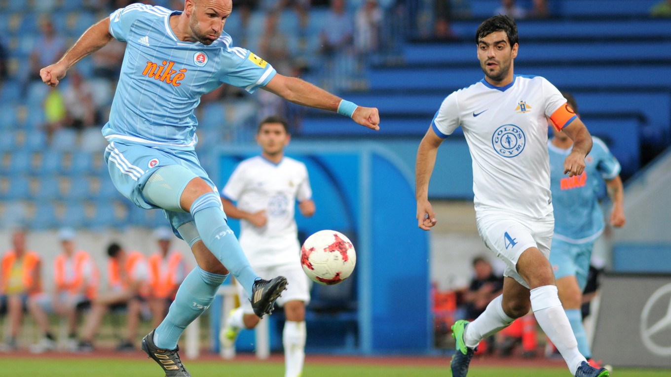 Róbert Vittek (vľavo) si bude aj naďalej obliekať dres Slovana Bratislava.