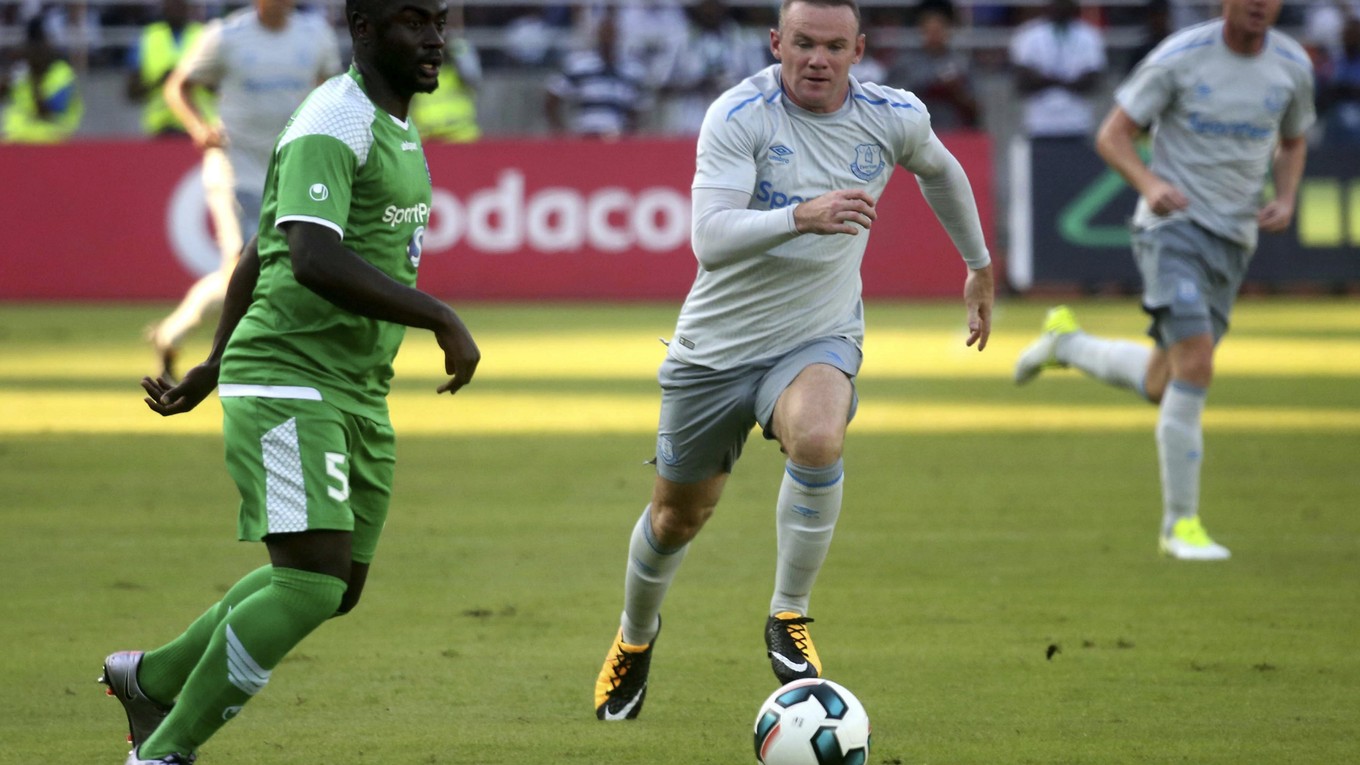 Wayne Rooney (v strede) sa nedávno vrátil z Manchesteru United do Evertonu.