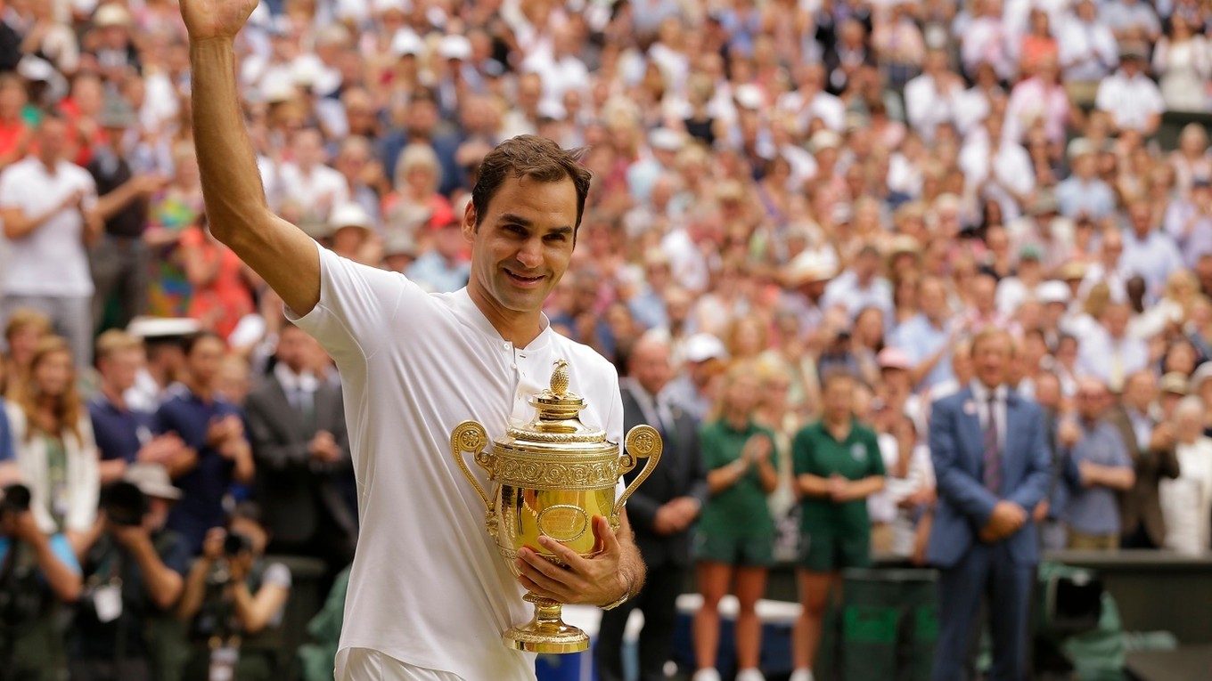 Roger Federer po zisku svojej ôsmej trofeje vo Wimbledone.