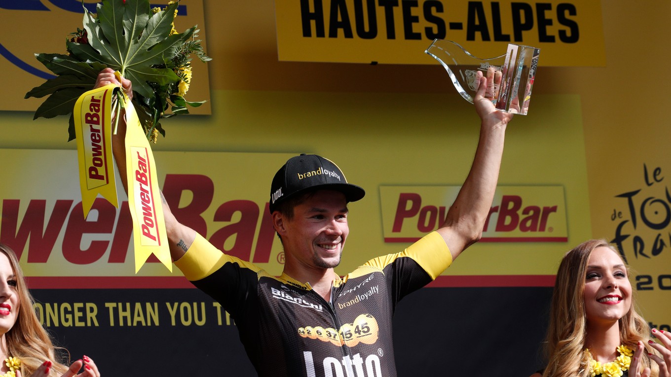 Slovinec Primož Roglič (Lotto Jumbo) oslavuje na pódiu víťazstvo v 17. etape cyklistických pretekov Tour de France 2017.