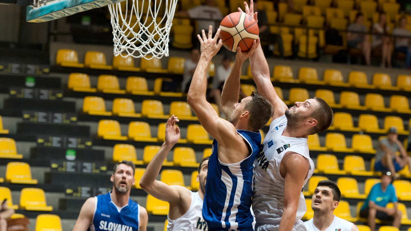 Na snímke v popredí vľavo Jaroslav Musil (Slovensko) a vpravo Dardan Berisha (Kosovo) v priateľskom medzištátnom basketbalovom stretnutí mužov Slovensko - Kosovo.