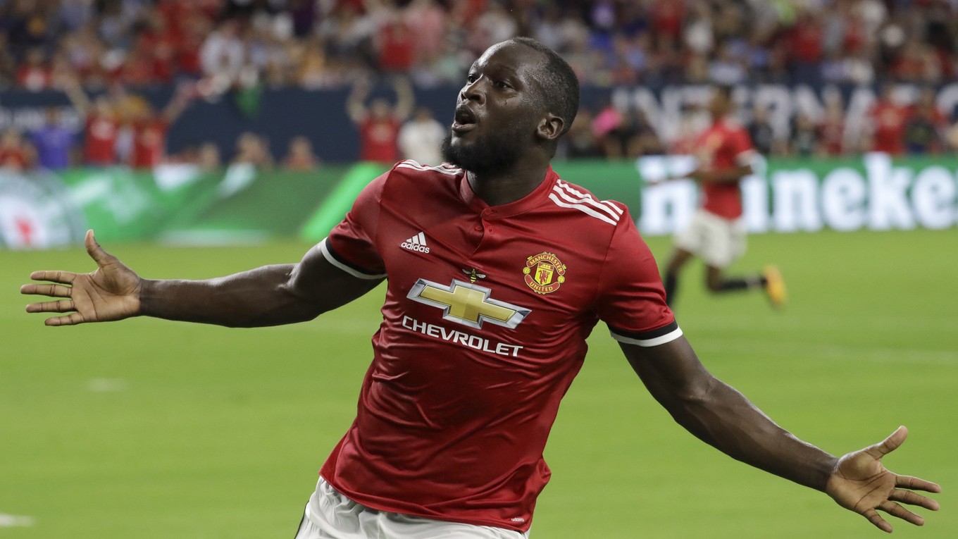 Futbalisti anglického Manchestru United nad mestským rivalom City 2:0. 