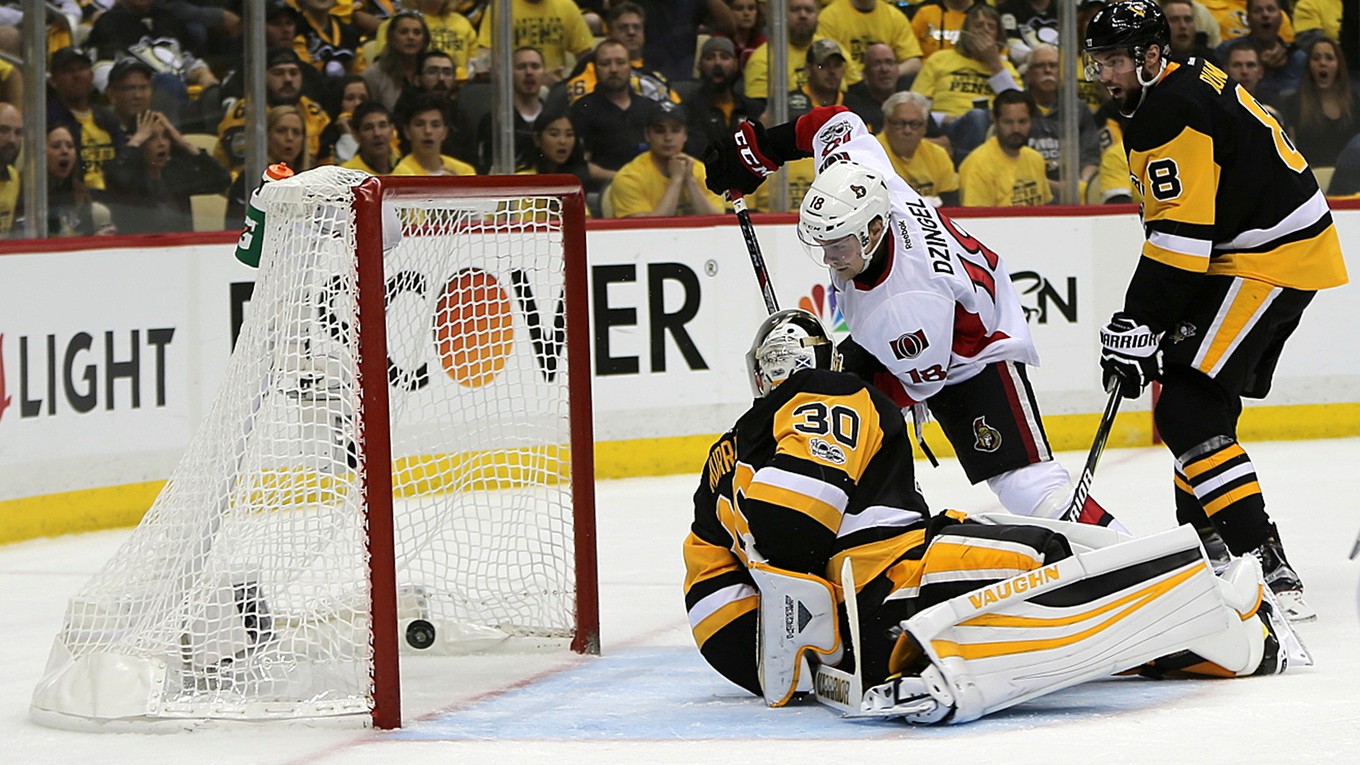 Ryan Dzingel strieľa gól do siete Pittsburghu Penguins v zápase finále Východnej konferencie NHL.