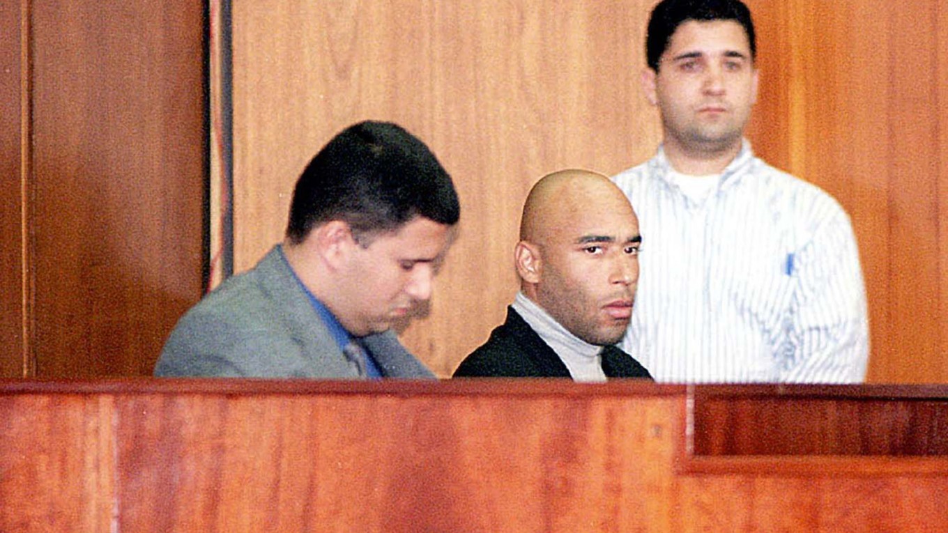 Na snímke z roku 1999 Edson Cholbi do Nascimento (uprostred) sedí na súde s priateľom Marciliom Jose Marinho de Melom počas procesu v prístavnom meste Santos. Obaja boli obvinení zo smrti motocyklistu, ktorú mali zapríčiniť riskantnou jazdou na svojich autách.  