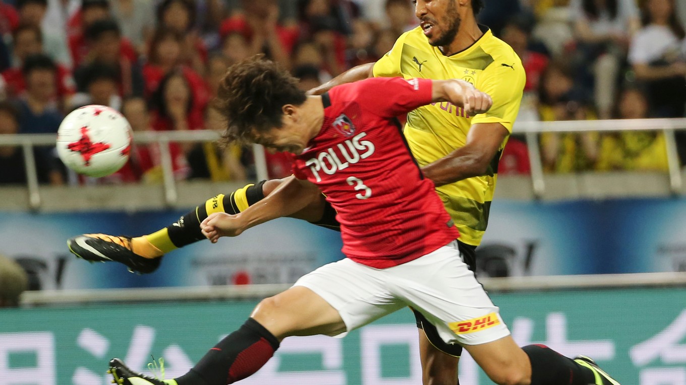 Pierre-Emerick Aubameyang (v žltom) by mal zostať v Dortmunde.