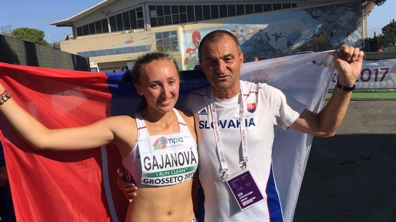 Gabriela Gajanová pózuje so svojím trénerom Pavlom Sloukom.
