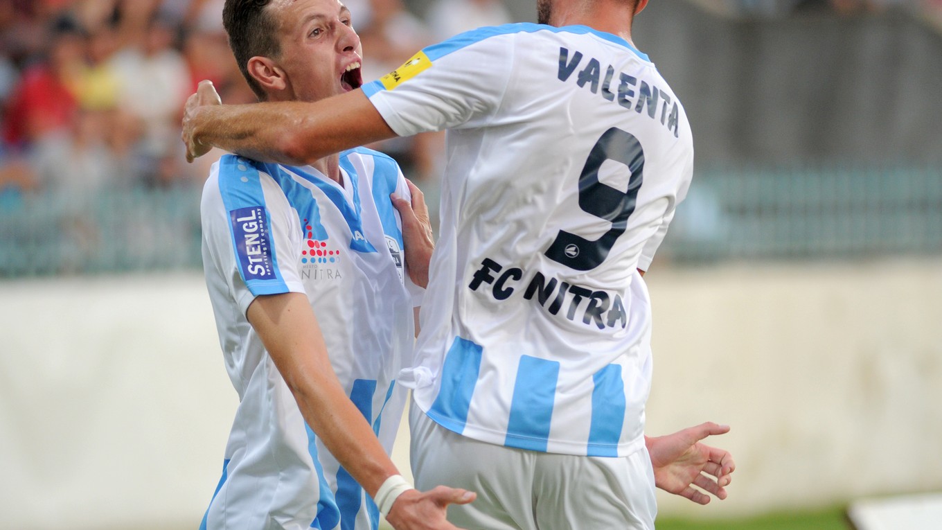Jediný gól zápasu strelil Filip Balaj (vľavo). Na snímke ho oslavuje s Róbertom Valentom.