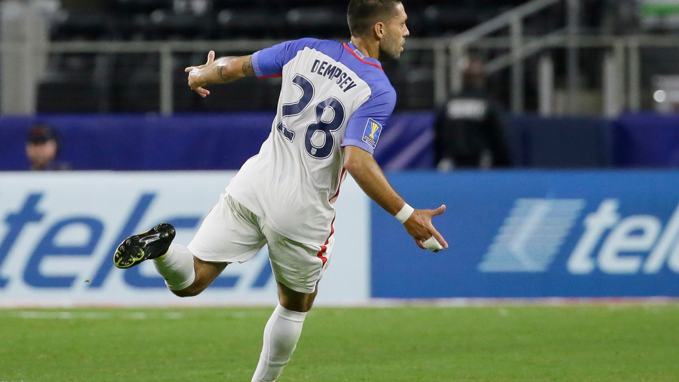 Američan Clint Dempsey oslavuje svoj gól do siete Kostariky.