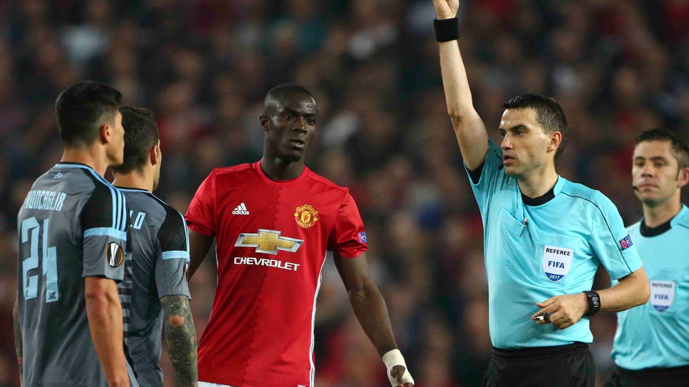 Eric Bailly (uprostred) dostal trojzápasový dištanc za červenú kartu proti Celte Vigo v semifinále minulosezónnej edície Európskej ligy.