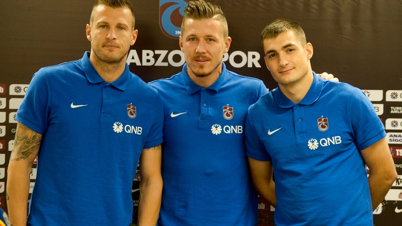 Zľava Ján Ďurica, Juraj Kucka a Matúš Bero. Všetci hráči tureckého Trabzonsporu.