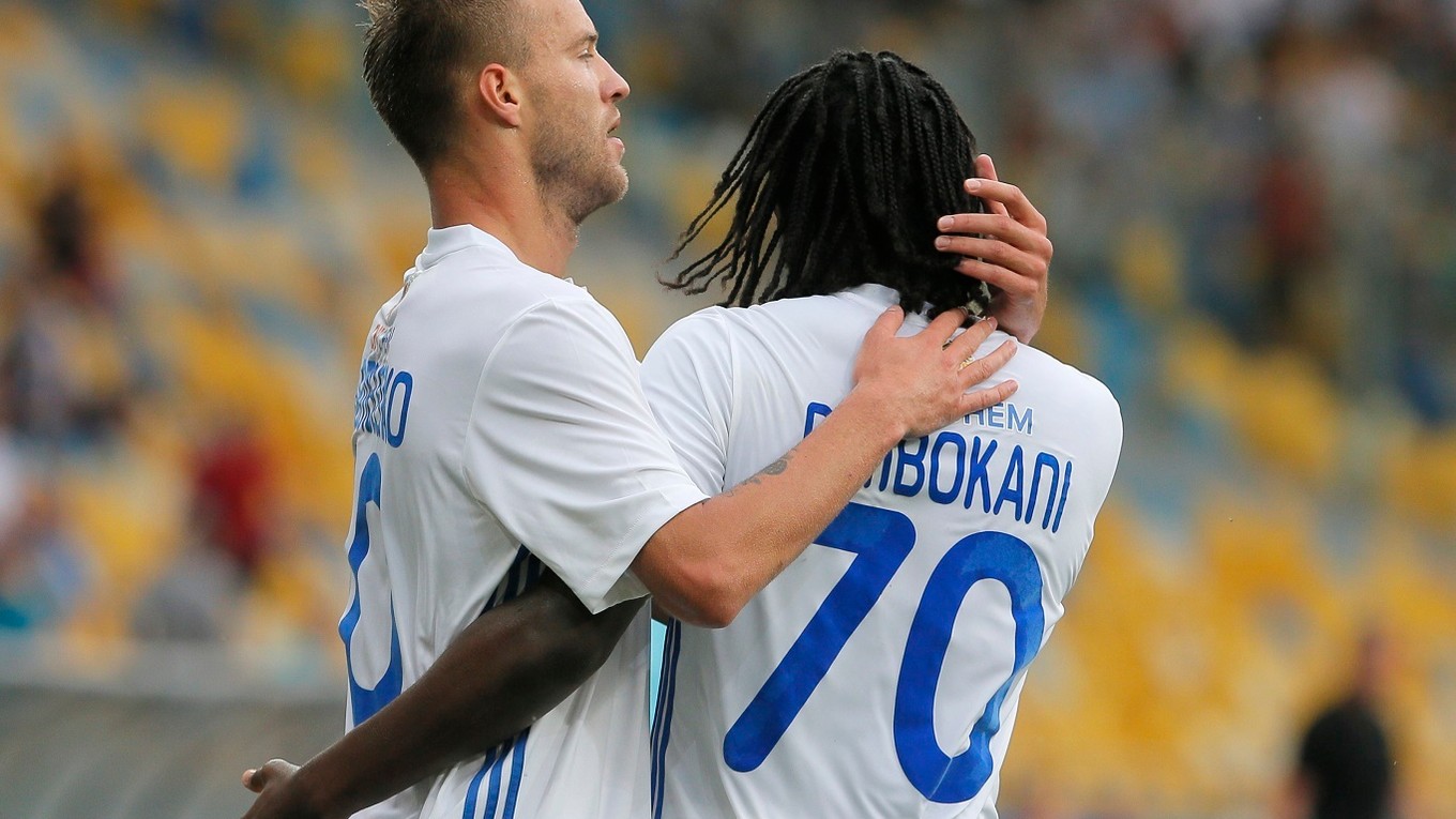 Andrej Jarmolenko a Dieumerci Mbokani z Dynama Kyjev. Obaja sa proti Young Boys Bern gólovo presadili.