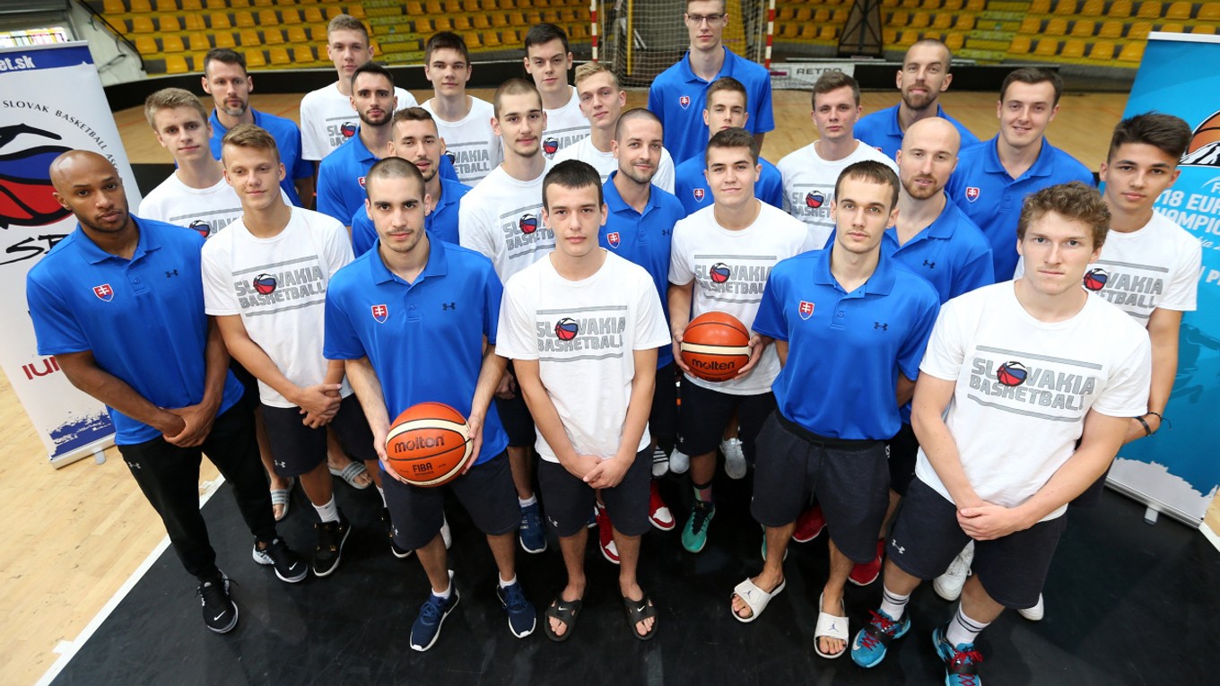 Mužstvá slovenskej reprezentácie v basketbale U18 a A-tím. 